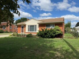 4583 E 13 Mile Rd in Warren, MI - Building Photo