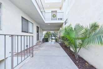 Oasis Apartments in Burbank, CA - Building Photo - Building Photo