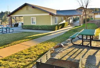 Cedar Park in Grass Valley, CA - Foto de edificio - Building Photo