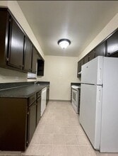 9041 SE Stark St in Portland, OR - Building Photo - Building Photo