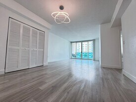 7501 E Treasure Dr in North Bay Village, FL - Building Photo