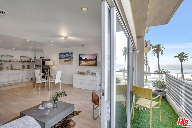 101 California Ave in Santa Monica, CA - Foto de edificio - Building Photo