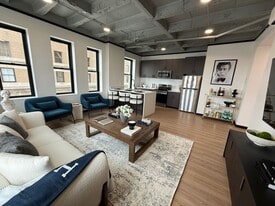 28 N Saginaw St in Pontiac, MI - Building Photo