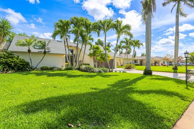 223 Forest Hills Blvd in Naples, FL - Building Photo - Building Photo