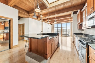 130 S Water St, Unit 404 in Milwaukee, WI - Building Photo - Building Photo
