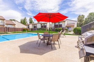 Cedarwood Apartments in Bakersfield, CA - Building Photo