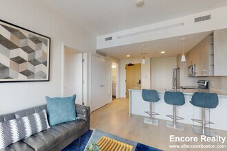 55 Brighton Ave, Unit 214 in Boston, MA - Foto de edificio - Building Photo