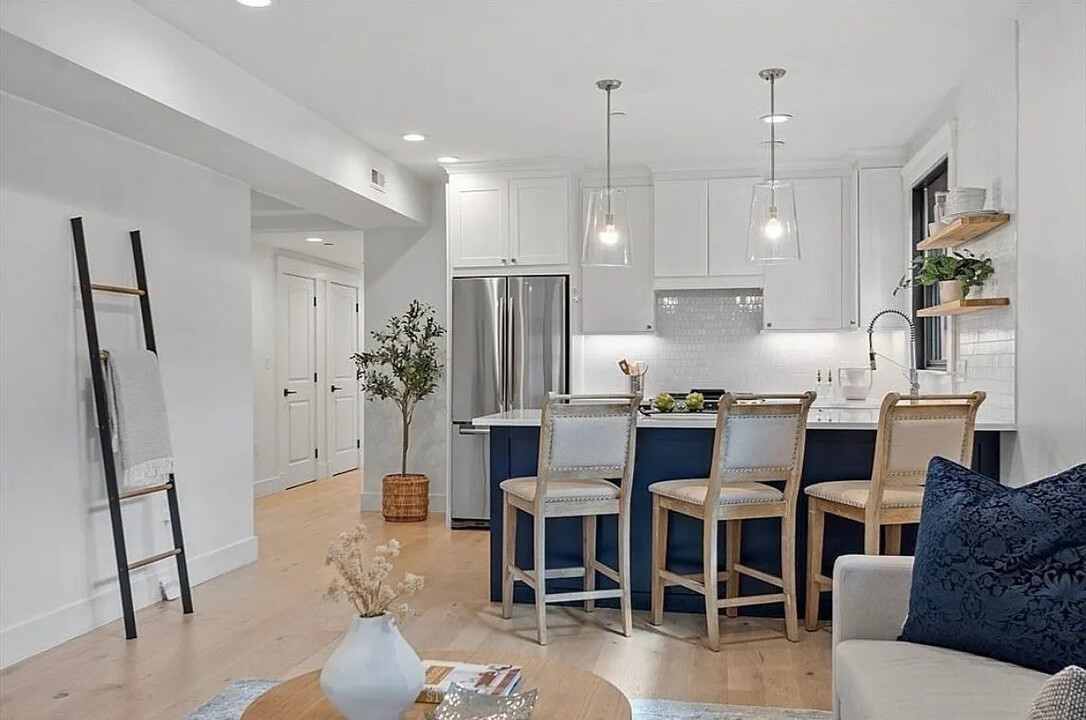331 Chelsea St, Unit 1 in Boston, MA - Building Photo