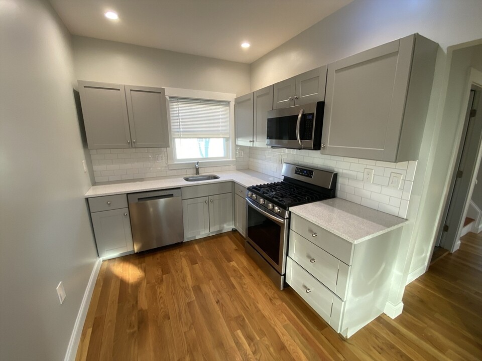 551 Park St in Boston, MA - Building Photo