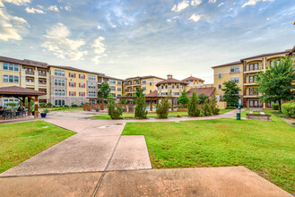 Aventine at Kessler Park in Dallas, TX - Foto de edificio - Building Photo