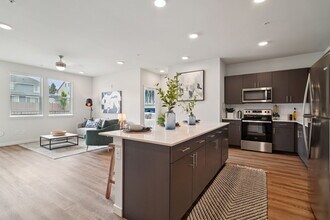 Solace at Rainier Ridge in Puyallup, WA - Foto de edificio - Building Photo
