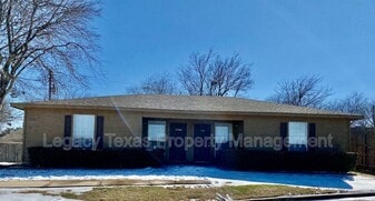 1719 Short St in Cleburne, TX - Building Photo