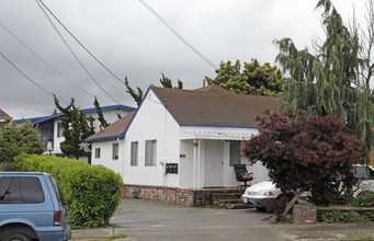 421-423A Meek Ave in Hayward, CA - Building Photo - Building Photo