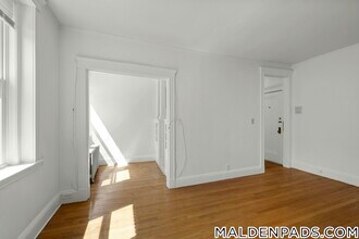 172 Maple St, Unit 303 in Malden, MA - Foto de edificio - Building Photo