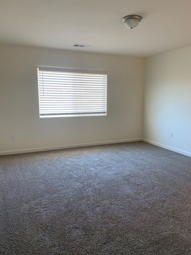 2065 W Vineyard Ct in Hanford, CA - Building Photo - Building Photo