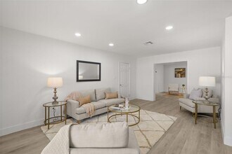 4135 Des Moines St NE, Unit 208-4 in St. Petersburg, FL - Building Photo - Building Photo