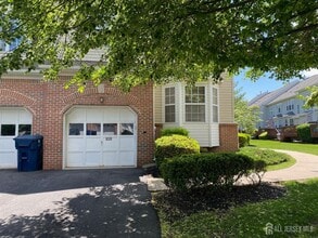 92 Amy Dr in North Brunswick, NJ - Building Photo - Building Photo