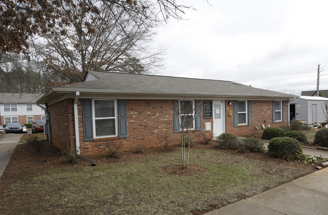 Creekwood Village in Clemson, SC - Building Photo