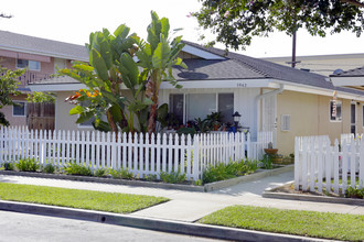 5942 Santa Barbara in Garden Grove, CA - Foto de edificio - Building Photo