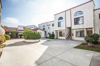 9261 Wakefield Ave in Panorama City, CA - Building Photo - Primary Photo