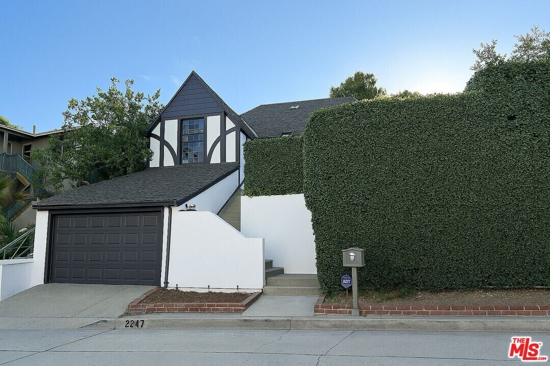 2247 Ronda Vista Dr in Los Angeles, CA - Building Photo
