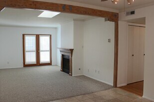 663 Bishops Lodge Rd in Santa Fe, NM - Building Photo