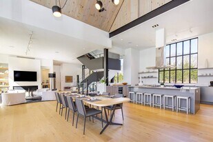 179 Montauk Hwy in East Hampton, NY - Building Photo