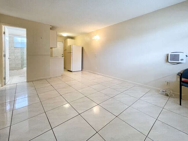 1717 NW 8th Pl, Unit 1 in Fort Lauderdale, FL - Foto de edificio - Building Photo