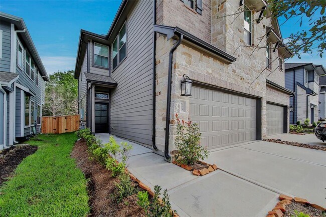 555 Longleaf Pine Dr in Montgomery, TX - Building Photo - Building Photo