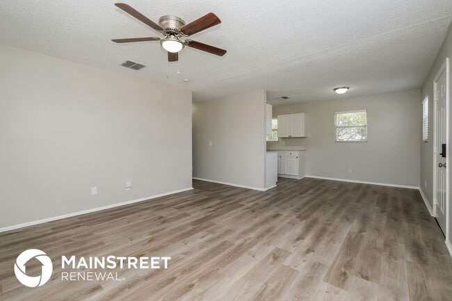 425 S Disston Ave in Tarpon Springs, FL - Foto de edificio - Building Photo