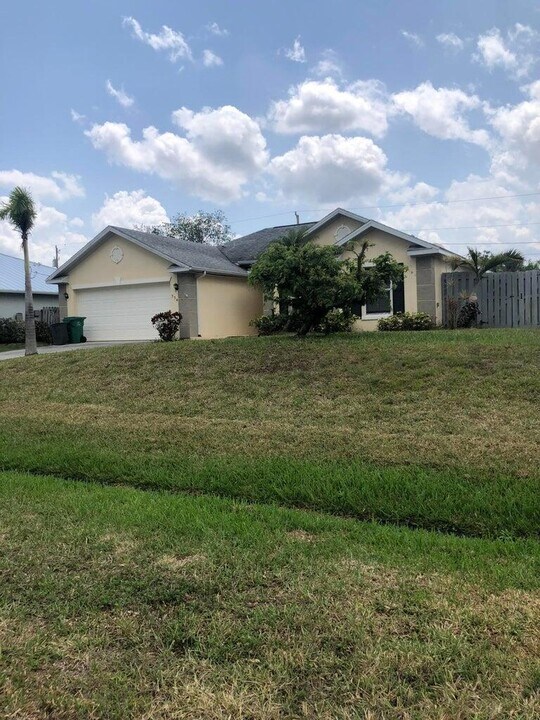 534 SW Halibut Ave in Port St. Lucie, FL - Building Photo