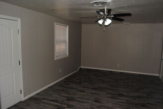 2304 Elaine St in Bakersfield, CA - Building Photo - Building Photo