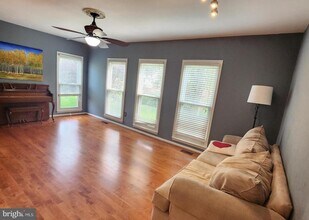 13923 Middle Creek Pl in Centreville, VA - Foto de edificio - Building Photo