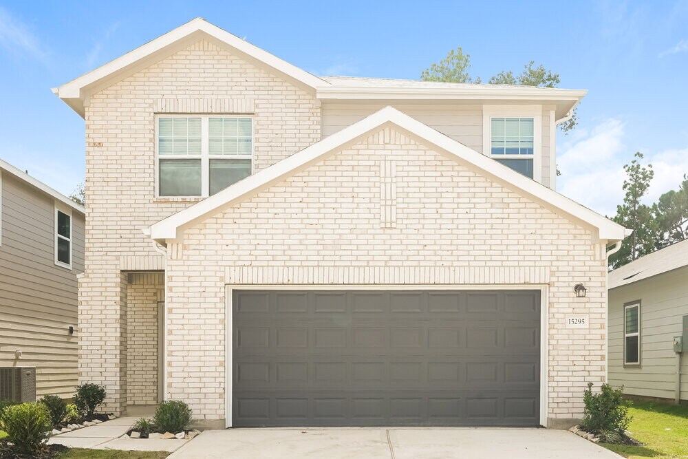 15295 Abella Dr in Montgomery, TX - Foto de edificio