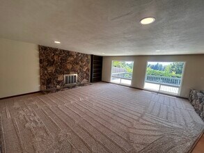 2100 Hobert St in Medford, OR - Building Photo - Building Photo