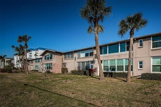 2 Causeway Blvd, Unit 208 in Dunedin, FL - Building Photo - Building Photo