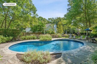 14 Hildreth Rd in Hampton Bays, NY - Building Photo