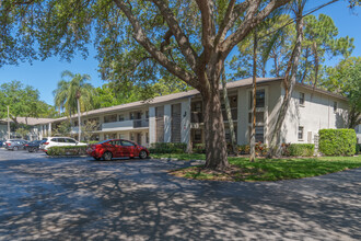 Imperial Oaks Condominiums in Clearwater, FL - Building Photo - Building Photo