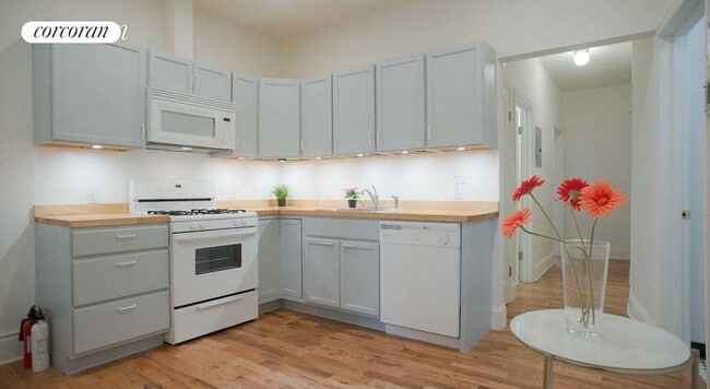 690 MacDonough St in Brooklyn, NY - Building Photo - Building Photo