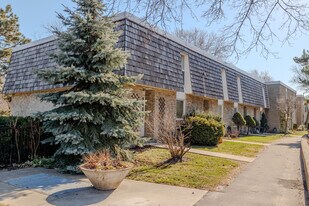 701-713 Burnhamthorpe Rd in Toronto, ON - Building Photo