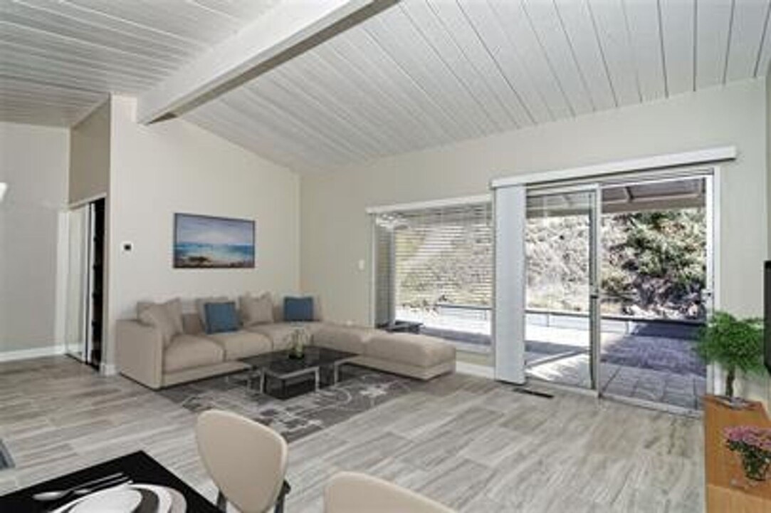 5460 Baja Dr in San Diego, CA - Building Photo