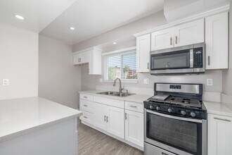 11819 Eucalyptus Ave. in Hawthorne, CA - Building Photo - Interior Photo