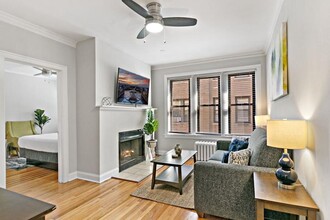 631 W Roscoe St in Chicago, IL - Building Photo - Building Photo