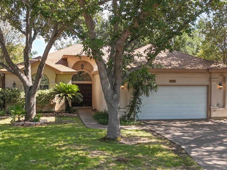 3003 Edgefield Ct in Laredo, TX - Building Photo