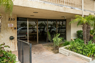 Cambridge House in Long Beach, CA - Building Photo - Building Photo