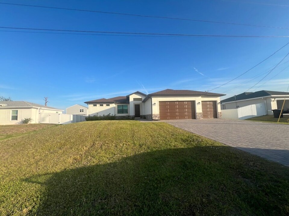 2843 NW 4th Pl in Cape Coral, FL - Building Photo