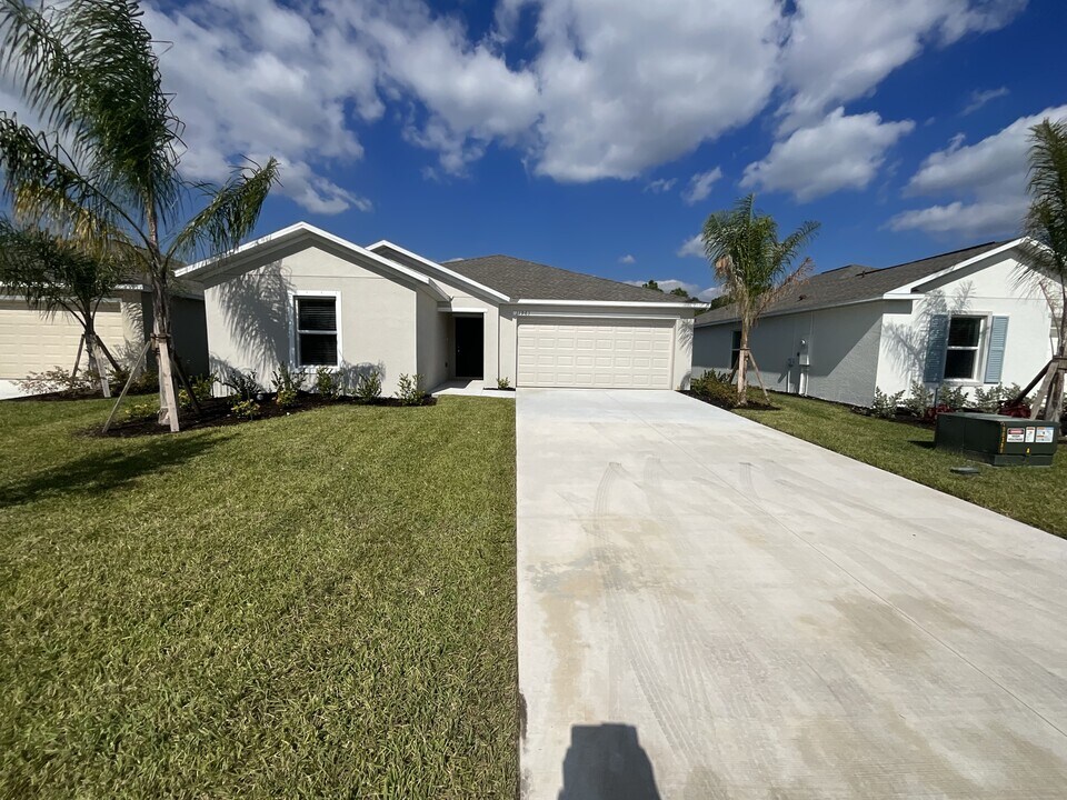11961 Savanna Lks Blvd in Lehigh Acres, FL - Building Photo
