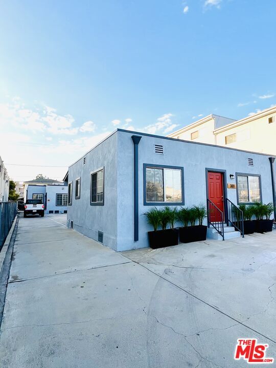 301 E Alameda Ave-Unit -C in Burbank, CA - Building Photo - Building Photo