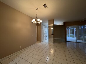 557 SW New Castle Cove in Port St. Lucie, FL - Foto de edificio - Building Photo