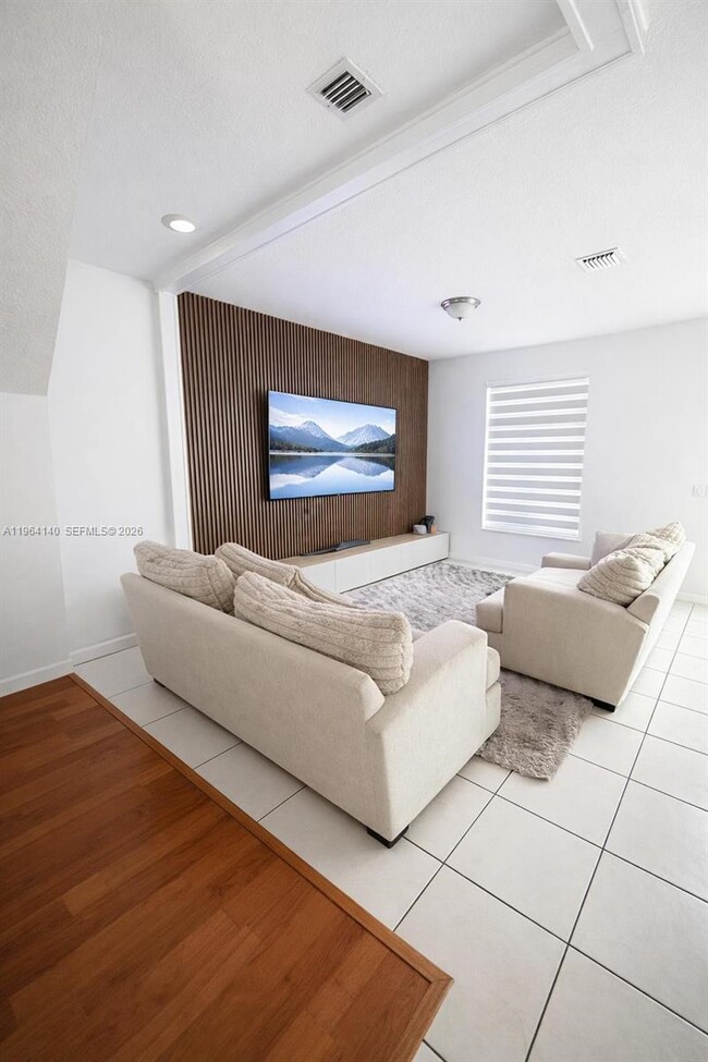 5724 NW 112th Pl in Doral, FL - Building Photo - Building Photo